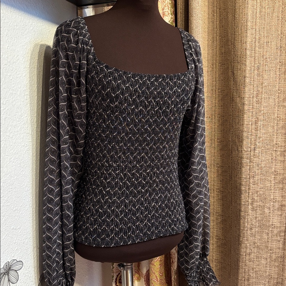 Anthropologie gray and white patterned long sleeve smocked top. Size S.